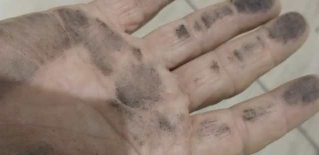 Warga di Kaliabang Bahagia, Kelurahan Pejuang, Kecamatan Medan Satria, Kota Bekasi, mengeluhkan hujan debu hitam yang sudah tiga minggu terakhir menyelimuti lingkungan tempat tinggal mereka. Foto: Dok. Istimewa