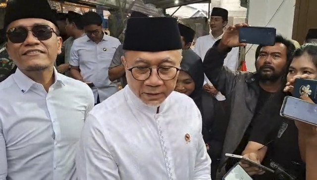 Menko Bidang Pangan, Zulkifli Hasan atau Zulhas saat mengunjungi Ponpes Al-Khoziny di Kecamatan Buduran, Sidoarjo, Jumat (14/11/2025). Foto: Farusma Okta Verdian/kumparan