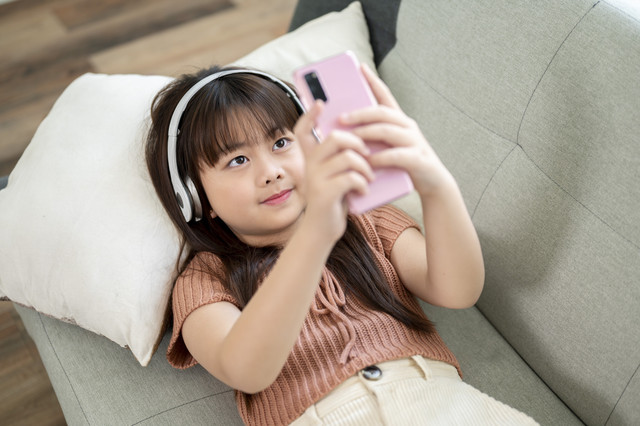 Ilustrasi anak main smartphone. Foto: Shutterstock