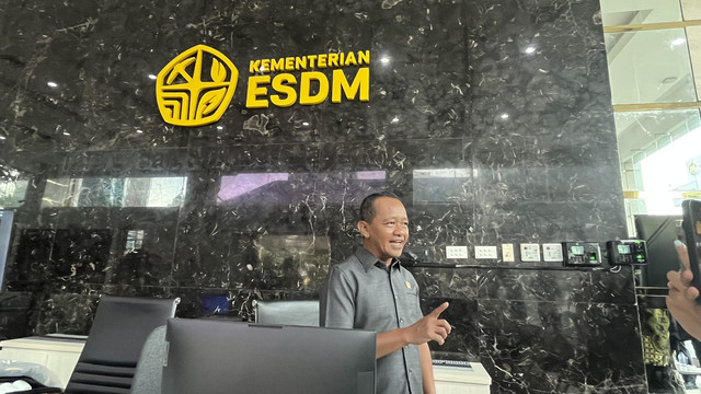 Menteri Energi dan Sumber Daya Mineral (ESDM) Bahlil Lahadalia saat berbincang bersama media, Jumat (14/11/2025). Foto: Fariza Rizky Ananda/kumparan