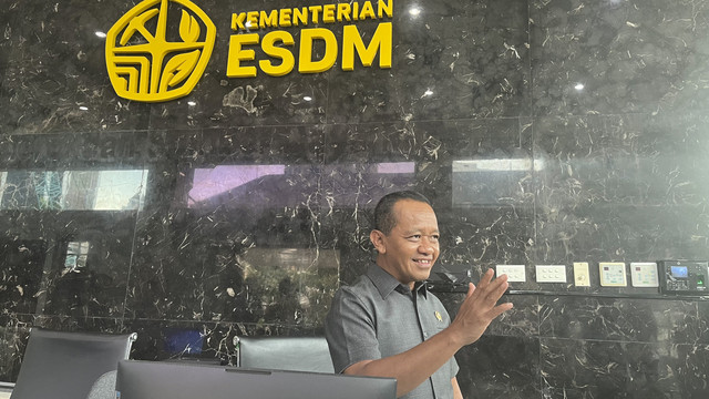 Menteri Energi dan Sumber Daya Mineral (ESDM) Bahlil Lahadalia saat berbincang bersama media, Jumat (14/11/2025). Foto: Fariza Rizky Ananda/kumparan