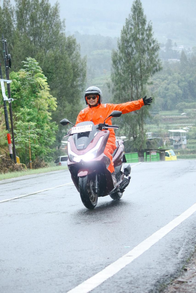 Siti Mustiani, blogger asal Pontianak yang mengeksplor Karimunjawa dengan mengendarai motor New Honda PCX 160 Roadsync. Foto: Dok. Istimewa