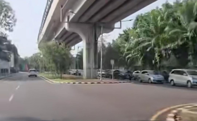Suasana Antrean panjang kendaraan saat hendak keluar dari Bandara Sultan Mahmud Badaruddin (SMB) II Palembang pada Kamis pagi (13/11/2025). Foto : Istimewa