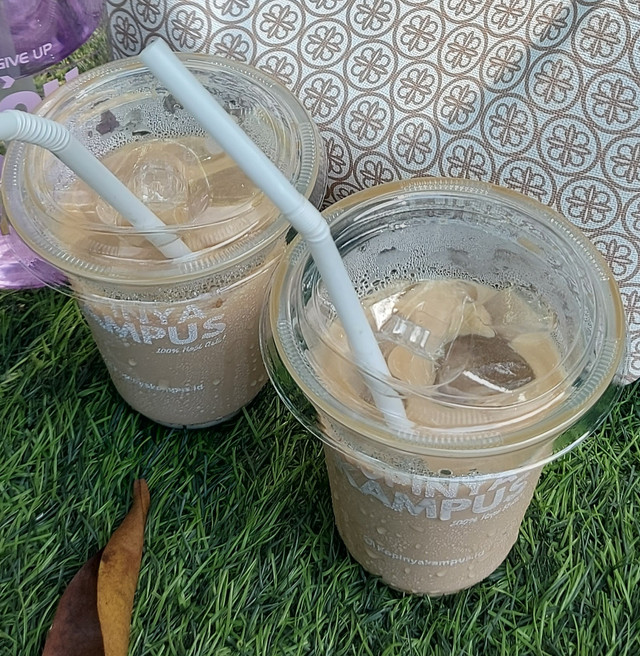 Dua gelas kopi yang menemani aktivitas di luar ruangan. Sumber: Dokumentasi Pribadi (Revalina Amanda Safira) 