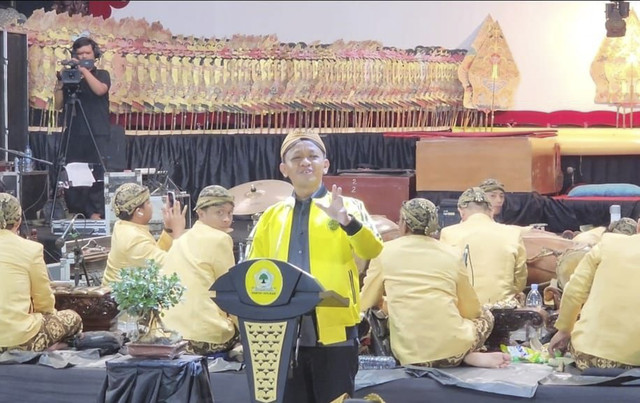 Ketua Umum Partai Golkar Bahlil Lahadalia saat menghadiri pergelaran wayang di Gedung DPP Partai Golkar, Jakarta Barat, Jumat (14/11/2025). Foto: Dok. Golkar