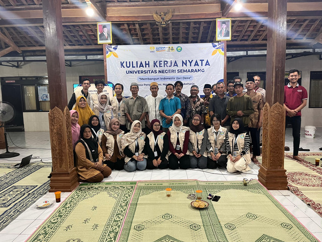 Foto Bersama Kelompok Lembu Sari, Perangkat Desa, Pengurus KDMP Desa Pengkol, dan Mahasiswa KKN UNNES Giat 13 Setelah Sosialisasi Pengenalan KDMP pada 19 Oktober 2025