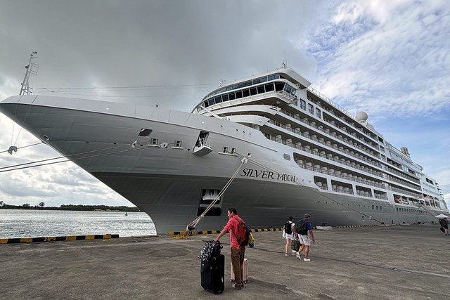 Kapal pesiar bersandar di Pelabuhan Benoa, Bali. Foto: Moh Fajri/kumparan