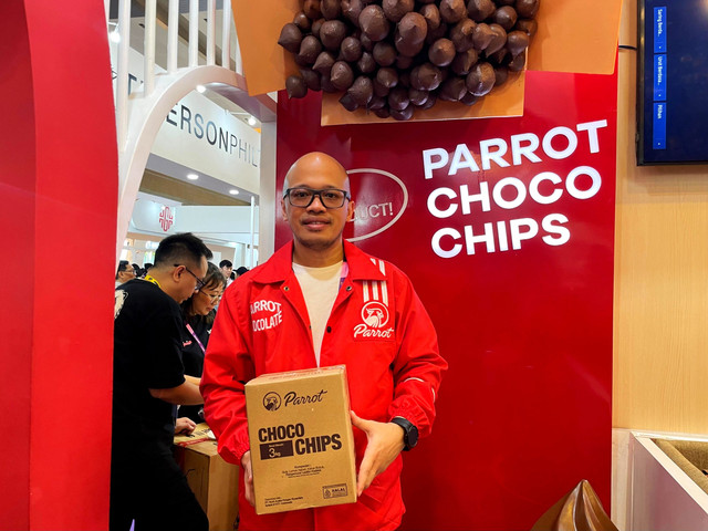 Steven Halim, General Manager PT Multi Aneka Pangan Nusantara memamerkan produk Parrot chocolate chip, Kamis (13/11/2025). Foto: Salsha Okta Fairuz/kumparan