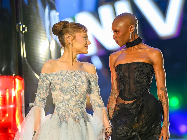 Ariana Grande (kiri) dan Cynthia Erivo menghadiri gala premiere WICKED: For Good di Singapura, Kamis (13/11/2025).
 Foto: Instagram/ @universalpicsid