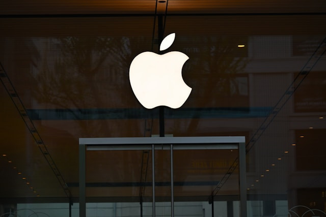 Apple Sebagai Ikon Soft Power (Sumber : Amin Zabardast/Unsplash)