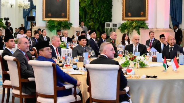 Presiden RI Prabowo Subianto (tengah) bersama Raja Kerajaan Yordania Raja Abdullah II mengikuti jamuan makan malam di Istana Negara, Jakarta, pada Jumat (14/11/2025). Foto: Cahyo/Biro Pers Sekretariat Presiden