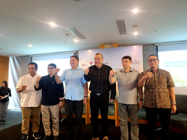 Direktur Utama Bursa Efek Indonesia (BEI) Iman Rachman (ketiga kanan), mengikuti acara Media Gathering Capital Market Journalist Workshop di Bali, Sabtu (15/11/2025). Foto: Muhammad Fhandra Hardiyon/kumparan