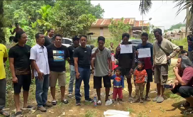 Tumenggung Jon, warga Suku Anak Dalam Jambi (tengah) memberikan penjelasan soal anak yang disebut-sebut mirip dengan Kenzie. Foto: Dok. Istimewa