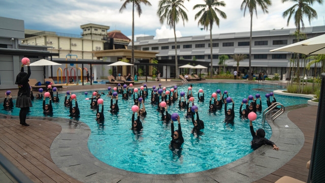 Kegiatan olahraga Hydro Pilates untuk para wanita di kolam renang Novotel Pontianak Convention Centre pada Jumat, 14 November 2025. Foto: Dok. Novotel Pontianak