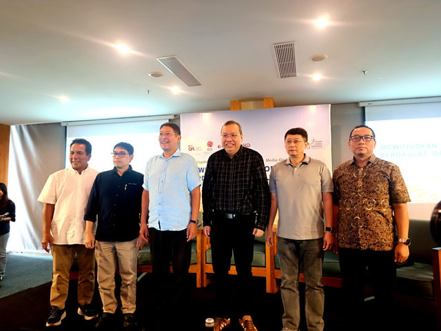 Deputi Komisioner Pengawas Pengelolaan Investasi Pasar Modal dan Lembaga Efek OJK, Eddy Manindo Harahap (kedua kiri), menghadiri acara Media Gathering Capital Market Journalist Workshop di Bali, Sabtu (15/11/2025). Foto: Muhammad Fhandra Hardiyon/kumparan