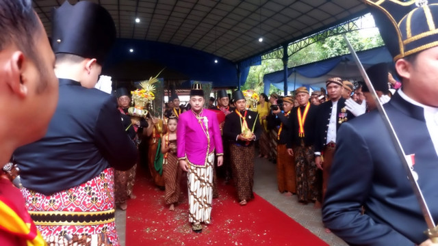 Kanjeng Gusti Pangeran Adipati Anom (KGPAA) Hamengkunegoro Sudibyo Raja Putra Narendra Mataram meresmikan dirinya sebagai Raja Keraton Kasunanan Surakarta Hadiningrat, SISKS Pakoe Boewono (PB) XIV. Foto: Dok. kumparan