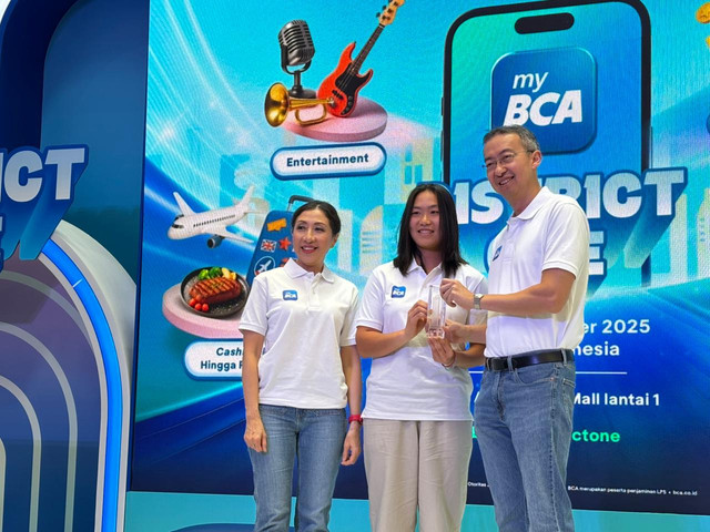 Direktur BCA Vera Eve Lim, Petenis Janice Tjen, Presiden Direktur BCA Hendra Lembong di Grand Indonesia pada 15 November 2025. Foto: Azrumi El Ghazali/kumparan