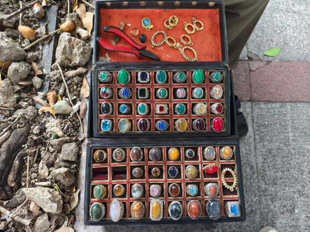 Sejumlah batu akik yang dijual Manto (60) di Jalan Asia Afrika, Kota Bandung, Sabtu (15/11/2025). Foto: Linda Lestari/kumparan