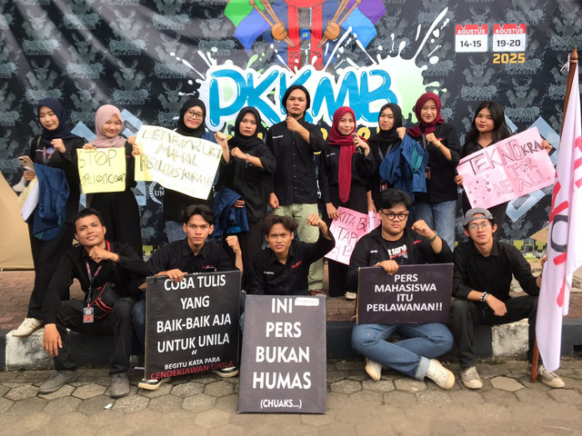 Kru Pengurus Unit Kegiatan Penerbitan Mahasiswa (UKPM) Teknokra Unila | Foto : Istimewa