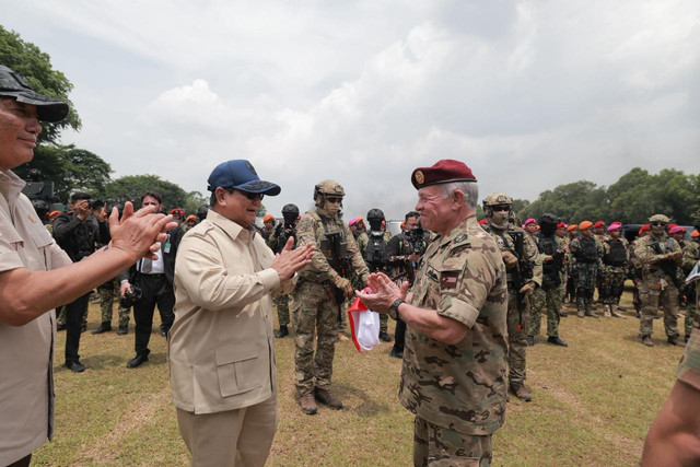 Presiden RI Prabowo Subianto (kiri) bersama Raja Yordania Abdullah II bin Al-Hussein menyaksikan kolaborasi demonstrasi drone dari TNI dan Angkatan Bersenjata Yordania di Lapangan Tembak Brigif I Parako Korps Pasgat, Jakarta, Sabtu (15/11/2025) Foto: Dok. Tim Media Prabowo Subianto