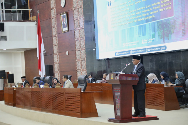 Wagub Sumut Surya menyampaikan Rancangan Peraturan Daerah (Ranperda) mengenai penambahan penyertaan modal Pemerintah Provinsi Sumut ke dalam Bank Sumut di Gedung Sidang Paripurna DPRD Sumut, Jumat (14/11/2025). Foto: Dok. Istimewa