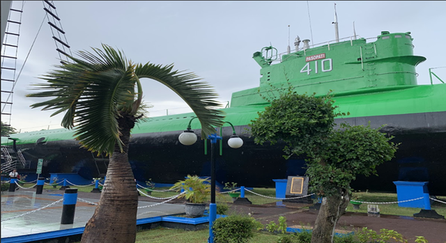 Tampak luar Monumen Kapal Selam (KRI Pasopati 410).