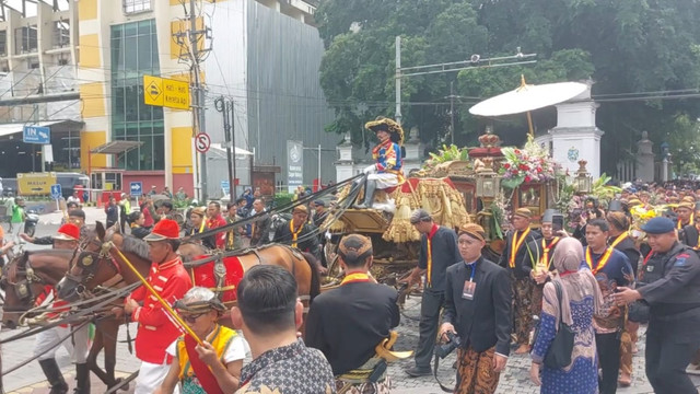 Kirab Raja PB XIV naik Kereta Garuda Kencono. Foto: Dok. kumparan