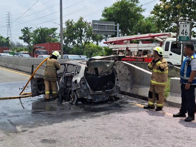 Sejumlah petugas memadamkan mobil yang terbakar di Tol JORR, Sabtu (15/11/2025). Foto: Dok. Istimewa