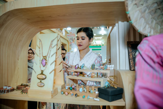 Ketua Dekranasda Sumut Kahiyang Ayu bersama Wakil Ketua Dekranasda Sumut Titiek Sugiharti menghadiri pembukaan Gebyar Kriya Nusantara dan Jogja Investment, Trade, Tourism, Agriculture and Fishing 2025, Plaza Malioboro, Yogyakarta, Jumat (15/11/2025). Foto: Dok. Istimewa