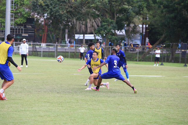 Para pemain Sumsel United saat  latihan tim di Lapangan Baseball, Jakabaring Sport City (JSC), Sabtu (15/12) pagi. Foto : Media Officer Sumsel United