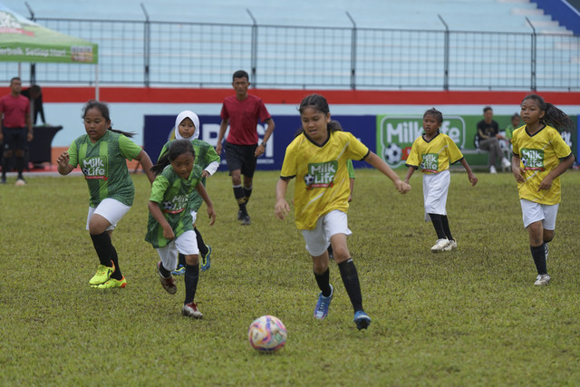 Para peserta MilkLife Soccer Challenge Malang Seri 1 2025-2026 saling berjuang membantu timnya merebut kemenangan saat bertanding di Stadion Gajayana, Sabtu (15/11/2025).  Foto: Dok. MilkLife Soccer Challenge