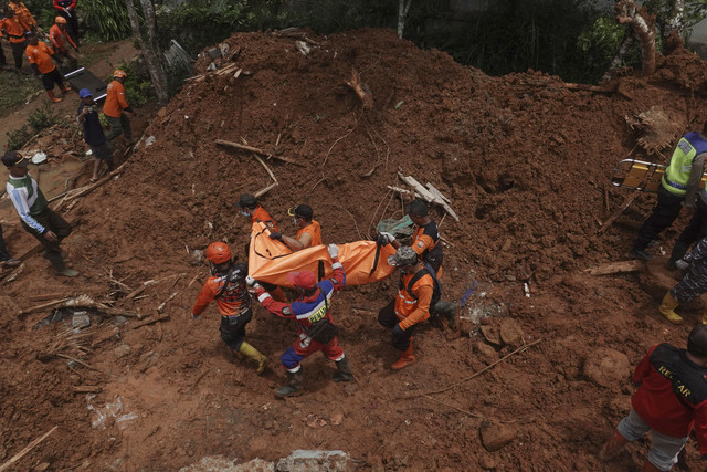 Tim SAR gabungan melakukan proses evakuasi korban longsor yang telah ditemukan, di Desa Cibeunying, Majenang, Cilacap, Jawa Tengah, Sabtu (15/11/2025). Foto: Idhad Zakaria/ANTARA FOTO