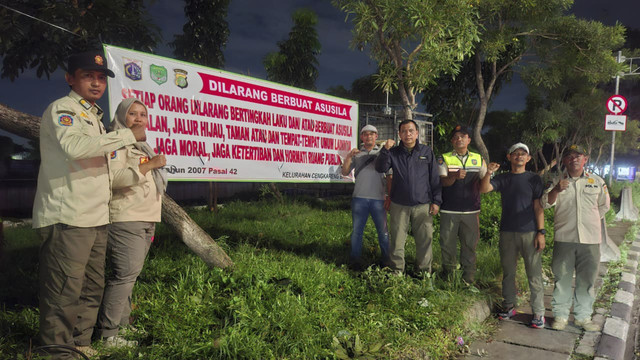 Satpol PP Jakarta Barat melakukan patroli di Taman Daan Mogot, Jakarta Barat. Foto: Dok. Istimewa
