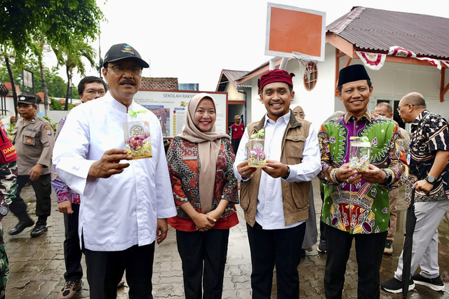 Menteri Sosial Saifullah Yusuf atau Gus Ipul saat meninjau dan berdialog dengan siswa SRMP 28 Kota Pasuruan dan SRT 3 Kabupaten Pasuruan, Jawa Timur, Sabtu (15/11/2025). Foto: Dok. Kemensos