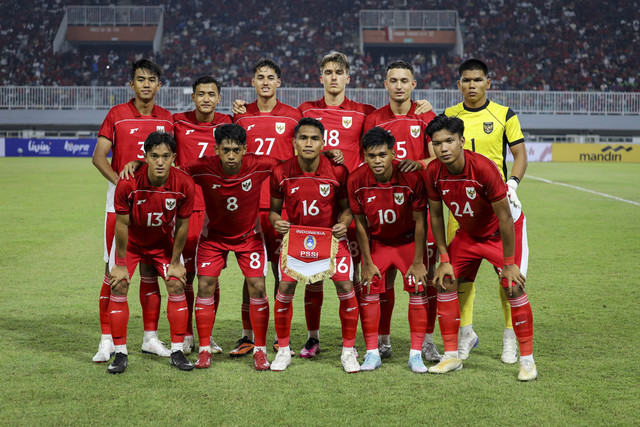 Sejumlah pemain Timnas Indonesia U-22 berfoto bersama sebelum melawan Timnas Mali U-22 dalam pertandingan uji coba di Stadion Pakansari, Kabupaten Bogor, Jawa Barat, Sabtu (15/11/2025). Foto: Iqbal Firdaus/kumparan