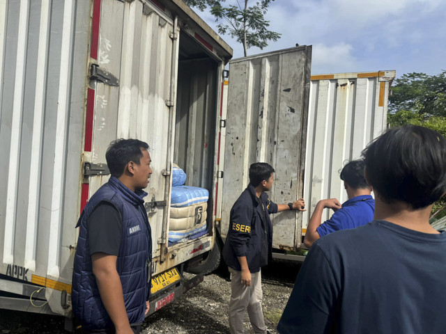 Polisi Ungkap praktik perdagangan pakaian bekas impor ilegal yang di Jakarta. Foto: Dok. Istimewa
