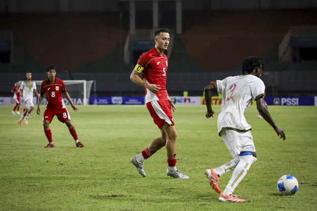Pemain Timnas Indonesia U-22 Ivar Jenner berusaha merebut bola dari pemain Timnas Mali U-22 Hamidou Makalou dalam pertandingan uji coba di Stadion Pakansari, Kabupaten Bogor, Jawa Barat, Sabtu (15/11/2025). Foto: Iqbal Firdaus/kumparan