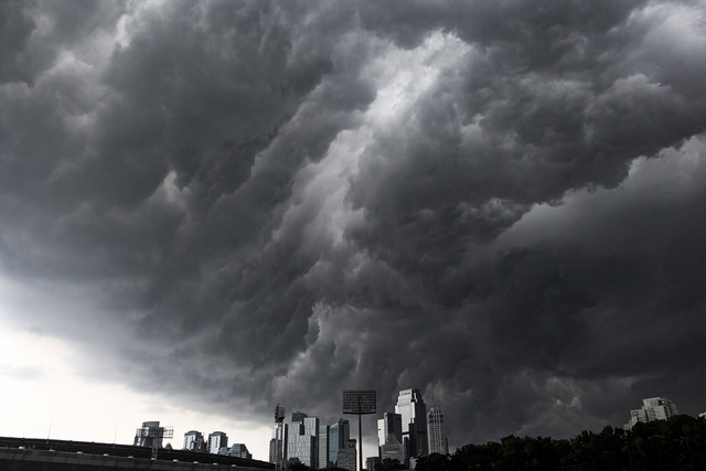 Awan tebal di atas gedung bertingkat di Jakarta, Sabtu (15/11/2025). Foto: Sulthony Hasanuddin/ANTARA FOTO 