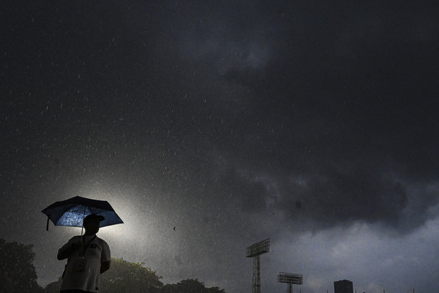 Seorang warga menggunakan payung saat hujan deras di Jakarta, Sabtu (15/11/2025). Foto: Sulthony Hasanuddin/ANTARA FOTO 