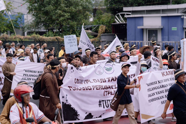 Ribuan masyarakat yang terdiri atas masyarakat adat, pemuka lintas agama, mahasiswa-i, petani, dan lainnya mengadakan aksi damai di depan Kantor Gubernur Sumatera Utara pada Senin, 10 November 2025. (Agustian Sihombing| Dokumentasi pribadi)