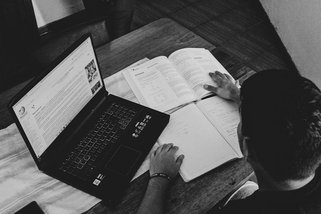 Ilustrasi Tugas 2 Pendidikan Kewarganegaraan UT. Foto: Unsplash/franco alva
