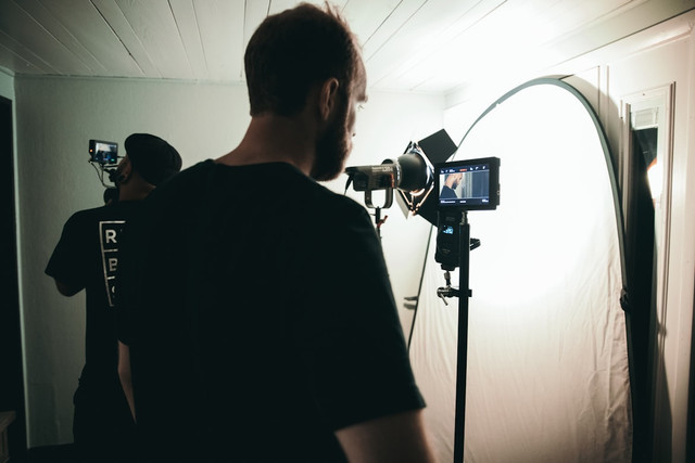 ilustrasi profil m. ikhlas thamrin. Unsplash/Kyle Loftus