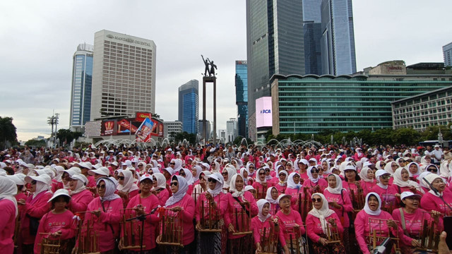 Ribuan lansia bermain angklung di CFD Bundaran HI, Jakarta Pusat, Minggu (16/11/2025). Foto: Zamachsyari/kumparan