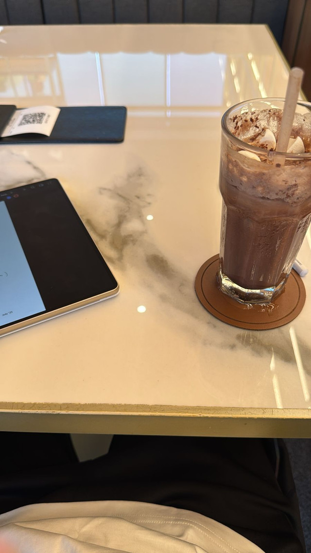 Belajar di cafe dilengkapi dengan es kopi yang dibeli dari kafe. Foto dari Penulis.