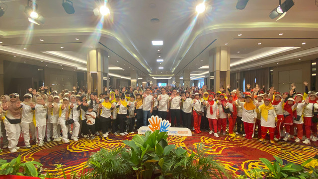 Sesi foto bersama 'I Give My #Hand4Diabetes 2025' Pontianak di Hotel Alimoer, Kubu Raya, Kalimantan Barat pada Minggu pagi, 16 November 2025. Foto: Alycia Tracy Nabila/Hi!Pontianak