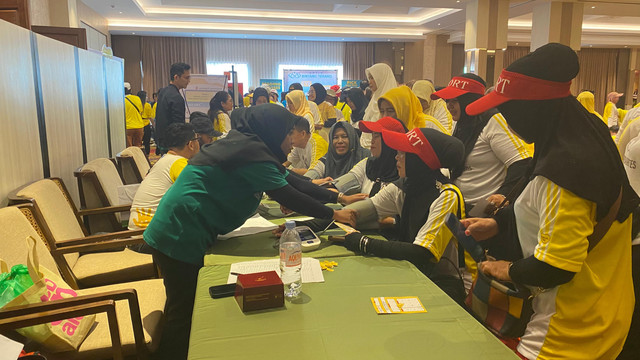 Cek kesehatan gratis di salah satu booth. Foto: Alycia Tracy Nabila/Hi!Pontianak