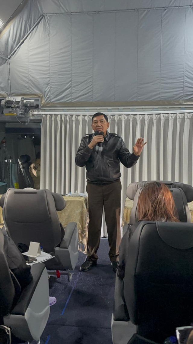 Menteri Pertahanan Sjafrie Sjamsuddin menjelaskan kehebatan Airbus A400M langsung dari kabin saat pesawat terbang menuju Aceh. Foto: Indra Subagja/kumparan