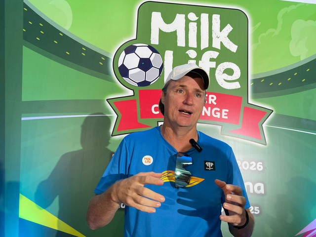 Timo Scheunemann, Head Coach MilkLife Soccer Challenge, ketika diwawancarai tim kumparan di Stadion Gajayana, Malang, Minggu (16/11/2025). Foto: Antika Fahira/kumparan