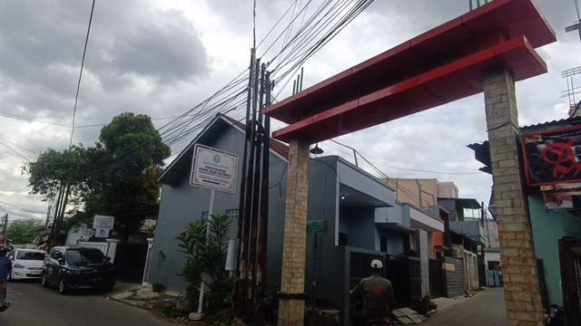 Suasana di RT 1-3/04, Kaliabang Bahagia, Kelurahan Pejuang, Kecamatan Medan Satria, Bekasi, Jawa Barat, Minggu (16/11/2025). Foto: Zamachsyari/kumparan