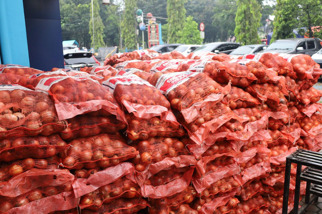 Penyelundupan 30 ton bawang bombay ilegal telah digagalkan Bea Cukai Kalbagbar. Foto: Ade Mirza/Hi!Pontianak